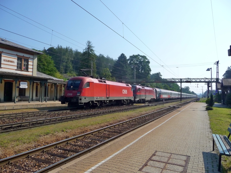 Gemeinsam ziehen die 1116 191-6 und die Railjet 1116 221-1 einen 16-teiligen Personenzug durch die Bahnhaltestelle Rekawinkel. (21.08.09)
