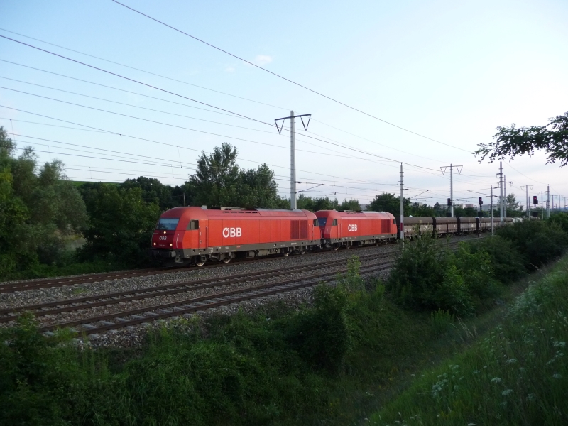 Gemeinsam ziehen die 2016 030-5 und 2016 023-0 einen 11-teiligen Gterzug auf der Nordbahn zwischen Wien Leopoldau und Wien Sssenbrunn. (11.07.09)
