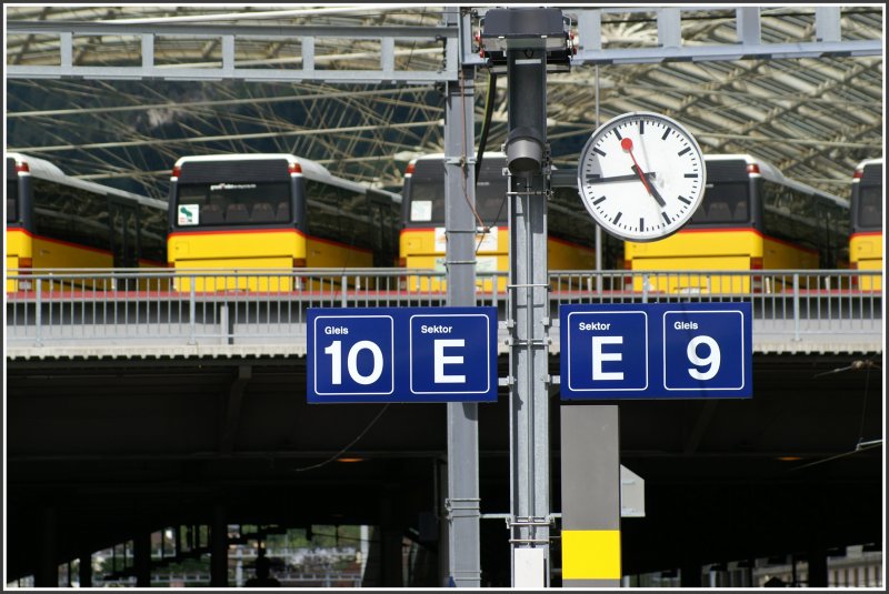 Gemeinsames SBB/RhB Perron mit den Geleisen 10 und 9 vor dem Postautodeck im Bahnhof Chur. (04.07.2007)