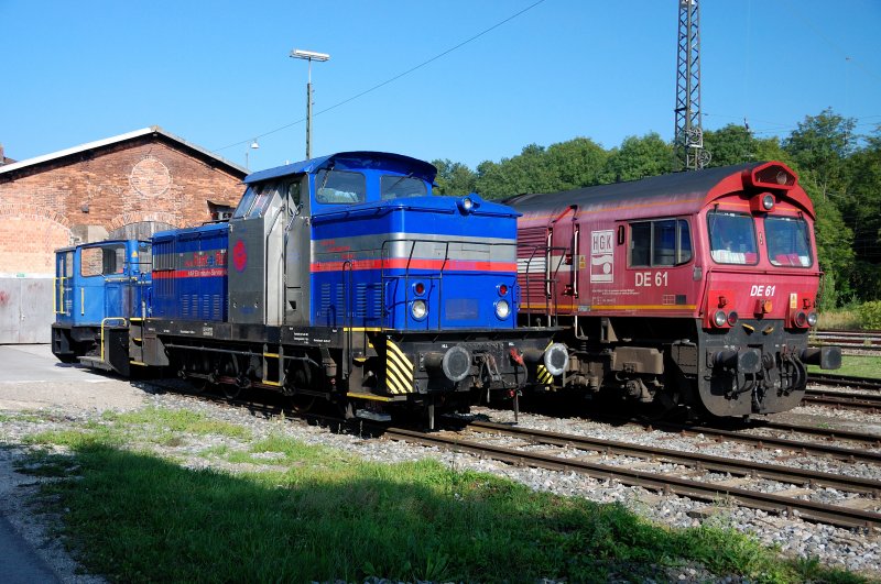 Gemeintschaftliches Wrmen in der Abendsonne ist fr den kleinen Fuhrpark am Neuoffinger Lokschuppen angesagt. DE 61 der HGK ist als Gastfahrzeug auf einem logistischen Halt ebenfalls zugegen.