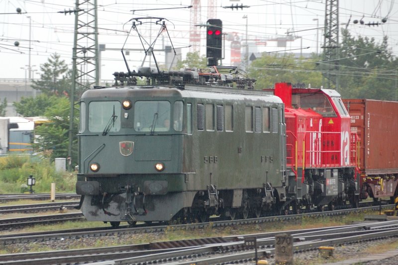 Gemischte Doppeltraktion  la Suisse: Ae 6/6 und Am 843  infra  vor einem Containerzug Richtung Schweiz. Aufgenommen kurz vor Basel-Bad im August 2008.