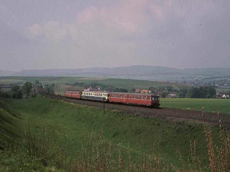 Gemischte (farblich) ETA Gernitur bei Hameln /Weser strebt dem n�chsten Halt Coppenbr�gge zu. 