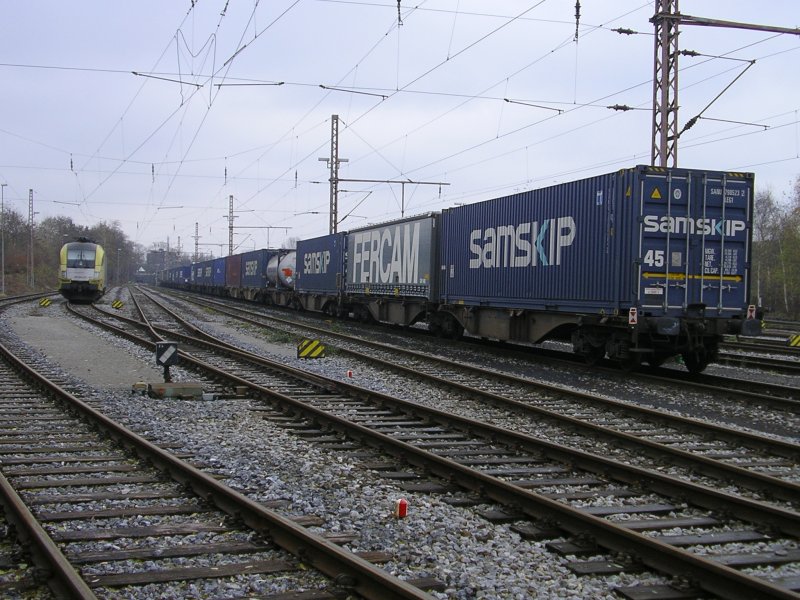 Gemischter Container GZ und links ES64U2-011 von Tx Logistik
abgestellt im Wanne-Herner-bergabebahnhof.(29.11.2008)
