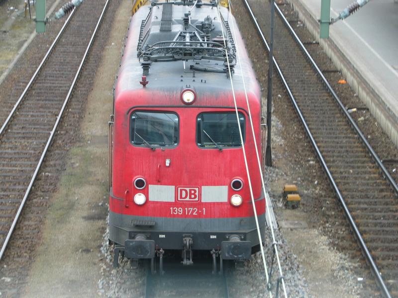 Gemischter Gtertug am 13.3.2006 gezogen von einer Lok der Baureihe 139 auf dem Durchfarhrtsgleis des Regensburger Hbf.