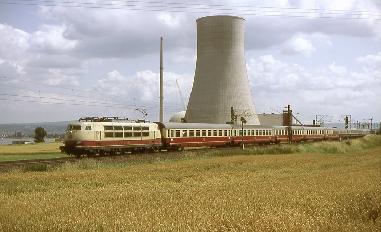 Gemischtklassiger IC mit 103 auf der Rheinstrecke bei Mlheim - Krlich. Im Hintergrund Europas grte Blumenvase. Juli 1981