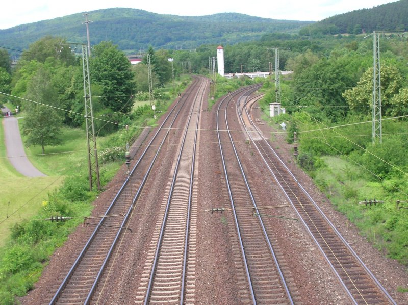 Gemnden am Main. Die zwei linken Gleise fhren nach Frankfurt am Main, die rechten zwei Gleise fhren nach Fulda und das ganz rechte Gleis fhrt nach Bad Kissingen. 