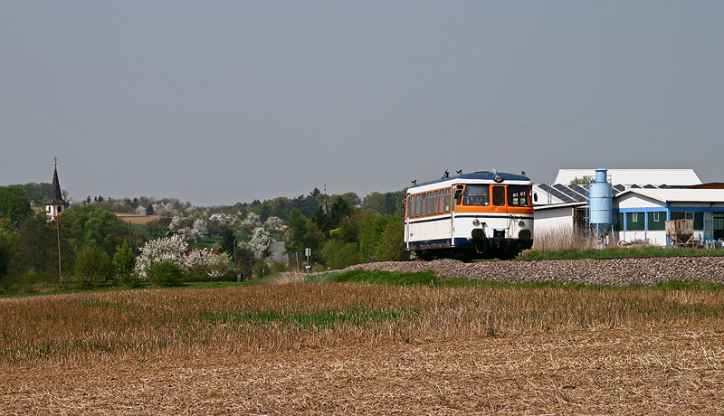Gemtlich bummelt der mittlerweile 47 Jahre alte MAN VT 26 als SWE 70773 von Neckarbischofsheim Nordbahnhof nach Hffenhardt am 15. April 2009 ohne eingeschaltenes Spitzenlicht durch die lndliche Region des Krebsbachtals. Die Aufnahme entstand zwischen den Ortschaften Obergimpern und Siegelsbach.