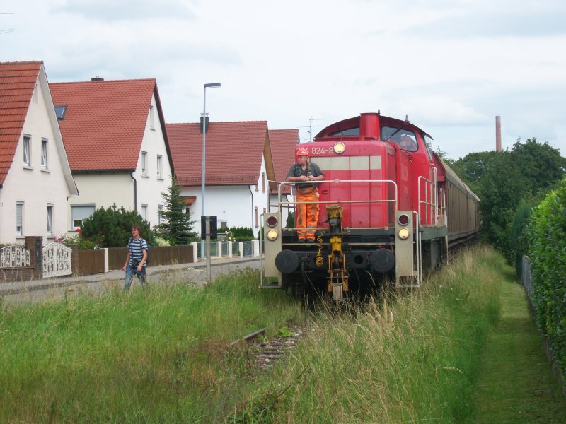 Gemtlich geht die Fahrt von 294 824 am 18.8.2008 durch die Wohngebiete von Baienfurt Richtung Niederbiegen.


