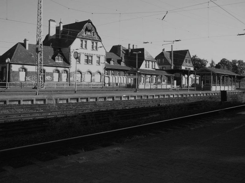 Genau das gleiche Bild wie ID 126372 (Bahnhof Karthaus am Morgen des 06.08.07), nur dass der Bahnhof jetzt seine Farbe verloren hat. Zu diesem  herunter gekommenem  Bahnhof passt diese verdunkelte Optik eigentlich!