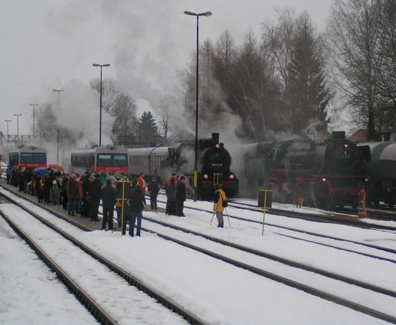 Generationen von Bahnfahrzeugen u. Fotografen treffen sich ein beim  IGE Winterdampf im Hausruck-Gebirge  Bhf. RIED 20060611