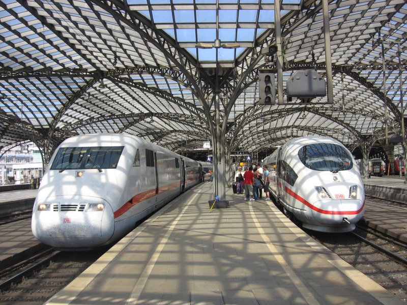Generationentreffen in K�ln Hbf........Links 401  Frankental (Pfalz)  als ICE 926 nach Hamburg-Altona, der andere als ICE 612 nach Dortmund. Aufgenommen am 15.04,07
