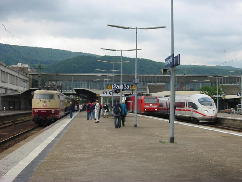 Generationentreffen Links die 103-113 mit ihrem Sonderzug, nebenan die 146-117 nach Frankfurt und daneben der ICE3 ohne Logo der nach Dortmund fhrt.