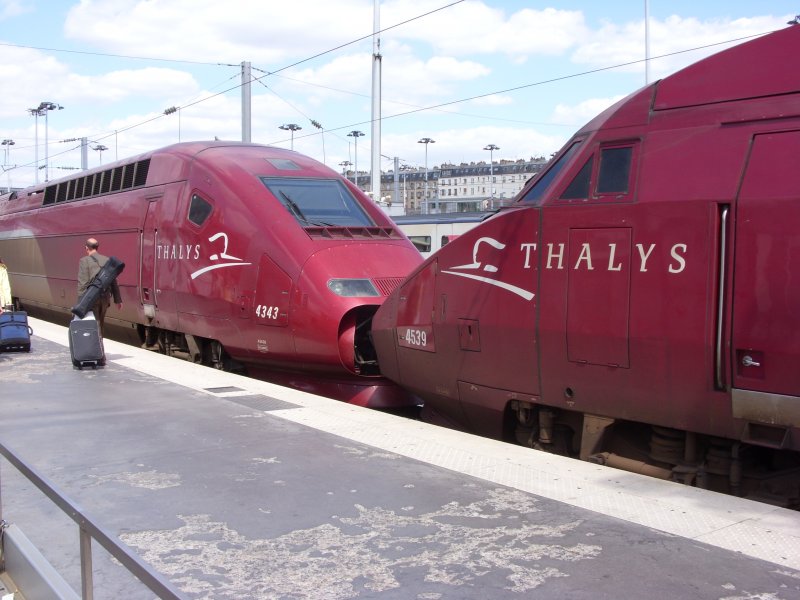 Generationentreffen: TGV 1. und 2. Generation fahren gemeinsam. 
Paris 18.7.08