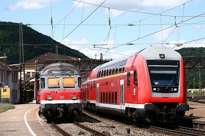 Generationenvergleich im Bahnhof von Geislingen (Steige):
Links ein Karlsruher Kopf an einer Regionalbahn nach Stuttgart, rechts ein Doppelstocksteuerwagen an einem Regionalexpress nach Ulm. Die Aufnahme entstand am 13. August 2008.