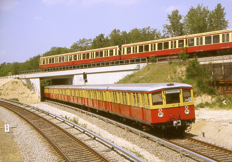  Generationskreuzung  hinter dem Bahnhof  Priesterweg . Oben ein moderner Zug Richtung Lichtenrade, unten ein Altbauzug nach Lichterfelde-Ost. 28.Mai 1995