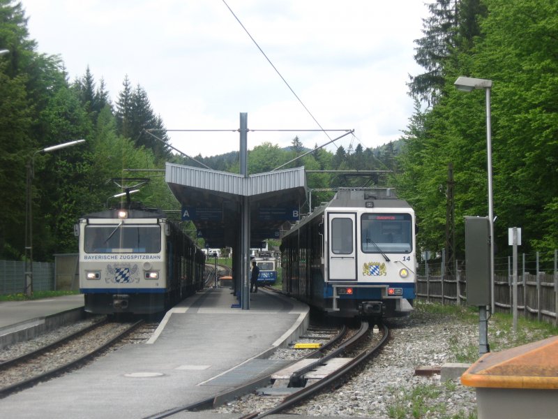 Generationstreff im Bahnhof Grainau. Einer der neuen Triebwagen, der alten, aber dennoch sich im Einsatz befindlichen und ganz hinten Triebwagen 1. Grainau, 15.5.2008, 15:30