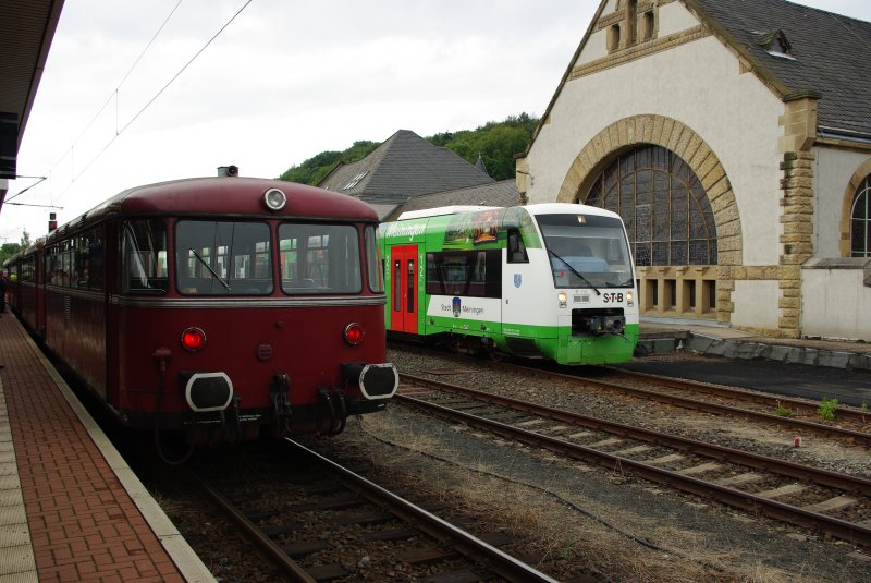 Generationstreffen in Eisenach: ein vierteiliger VT 98 entlud seine Gste anllich der Dampfloktage in Meiningen, im Hintergrund ein moderner 650 (VT 112) der STB mit  Stadt Meiningen  Werbung. Aufgenommen am 05.09.2009.
