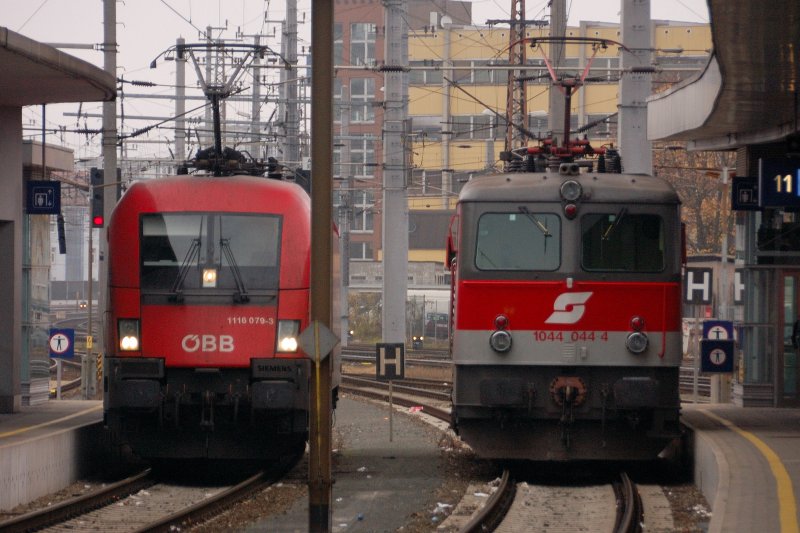 Generationstreffen der BB-Loks. 1116 und 1044 mit Schnapszahl Seite an Seite in Linz Hbf... (10.11.2008).