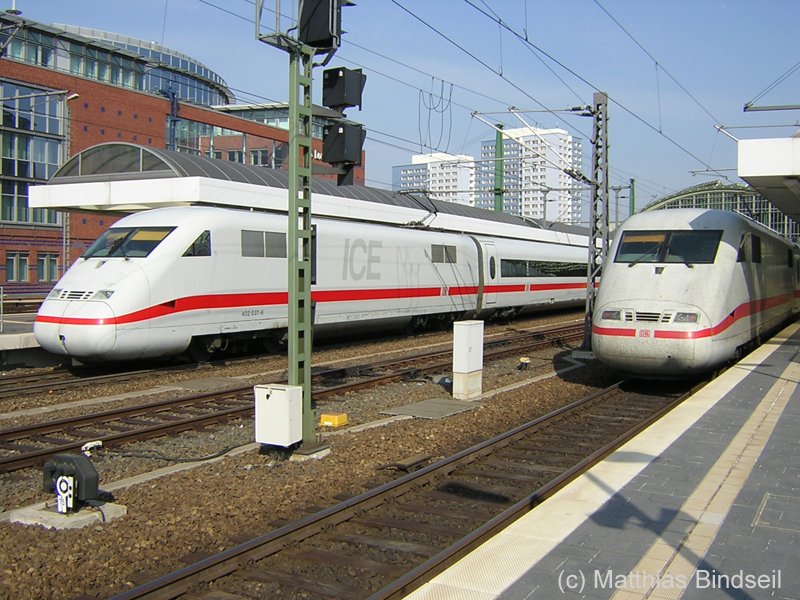 Generationstreffen zweier ICEs im Berliner Ostbahnhof am warmen Nachmittag des 30.04.2004