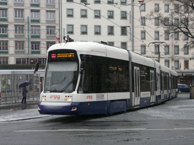 Genf - Tram Be 6/8 861 unterwegs vor dem Bahnhof in Genf am 31.12.2008