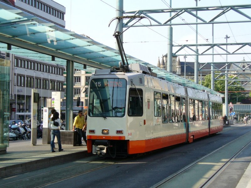 Genfer Tram Be 4/8  848 bei der Haltestelle vor dem SBB Hauptbahnhof von Genf am 06.05.2007