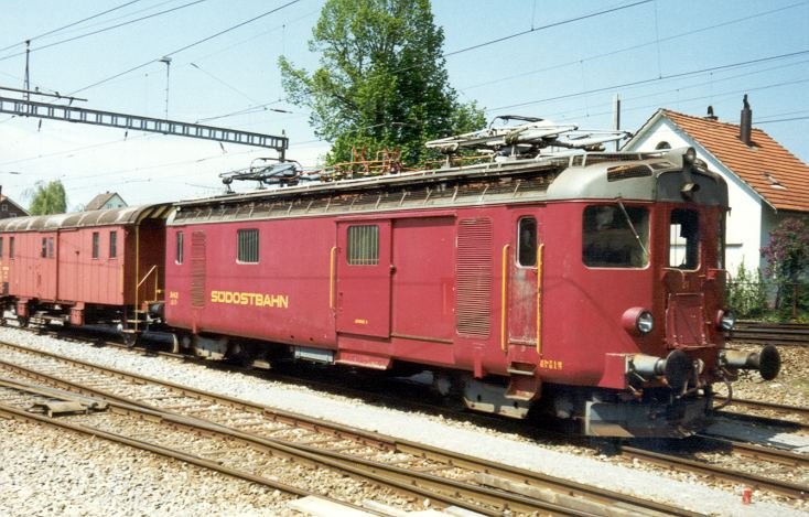 Gepcktreibwagen De 4/4  21 mit Dienstwagen im Bahnhofsareal von Samstagern im Mai 1990