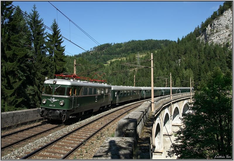 Gepcktriebwagen 4061 013 fhrt mit Sonderzug 16577 von Wien Sd nach Mrzzuschlag.Anlass dafr waren die Feierlichkeiten zum 10 Jahr Jubilum   10 Jahre UNESCO Welterbe Semmering 
Kalte Rinne 31.08.2008