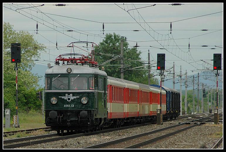 Gepcktriebwagen 4061.13 mit dem  Wien-Heute  Sonderzug auf dem Weg nach Bruck a.d. Leitha bei der Durchfahrt in Gtzendorf am 21.5.2006