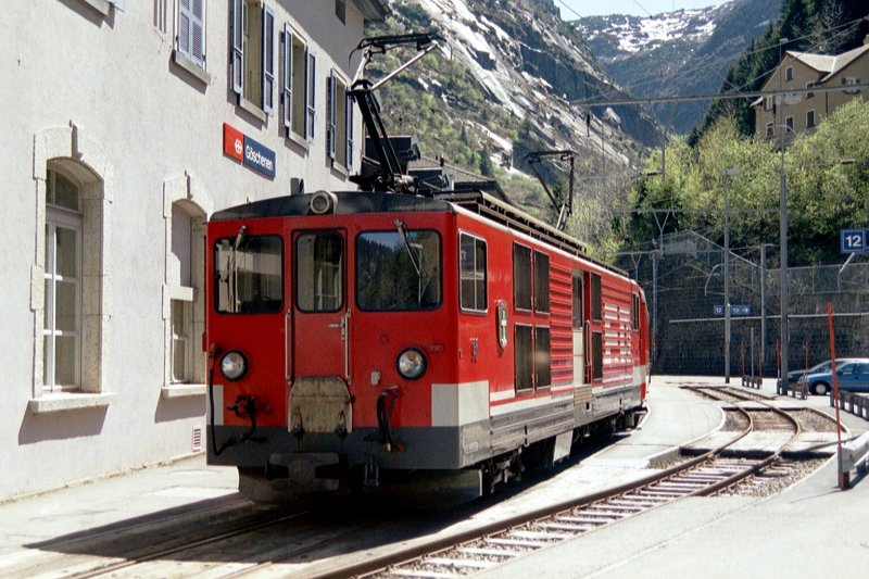 Gepcktriebwagen Deh 4/4 bei Gschenen im Mai 2003.