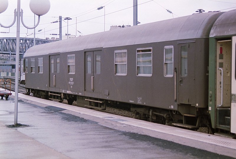 Gep�ckwagen in alte Farbe fotografiert in Paris gare du Nord am 14-07-1993.