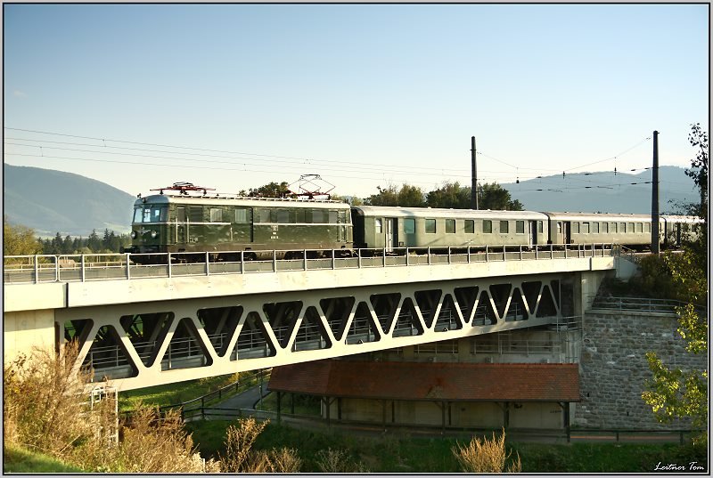 Gepcktriebwagen 4061.13 fhrt mit Sonderzug 16650 von Lienz nach Wien Sd, hier zu sehen bei der berquerung der Plsbrcke in Zeltweg.
28.09.2008