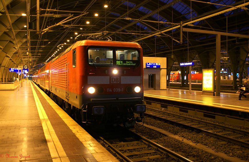 Gerade ist 114 039-1 als RE 1 aus Brandenburg Hbf pnktlich eingefahren. Berlin Ostbahnhof 19.05.2009 
