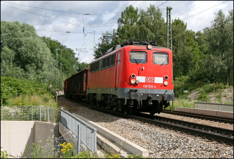 Gerade als die Sonne wieder zum Vorschein kommt, rollt die 139 552 mit einem Ganzzug aus Eanos-Waggons Richtung Kufstein. In Kufstein wird die Lok gegen eine BB Maschine getauscht. Brannenburg am 27.06.07