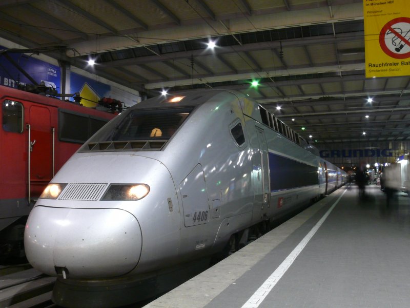 Gerade angekommen nach einer sehr langen Fahrt! Der TGV aus Paris in Mnchen Hbf, 7.4.2009