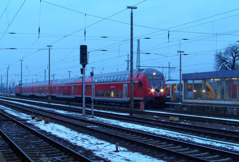 Gerade angekommen ist der RE2 (RE 38171) aus Rathenow in den Cottbuser Hbf. Nach seinem 30 mintigen Aufenthalt fhrt er wieder zurck. Cottbus den 02.02.2009