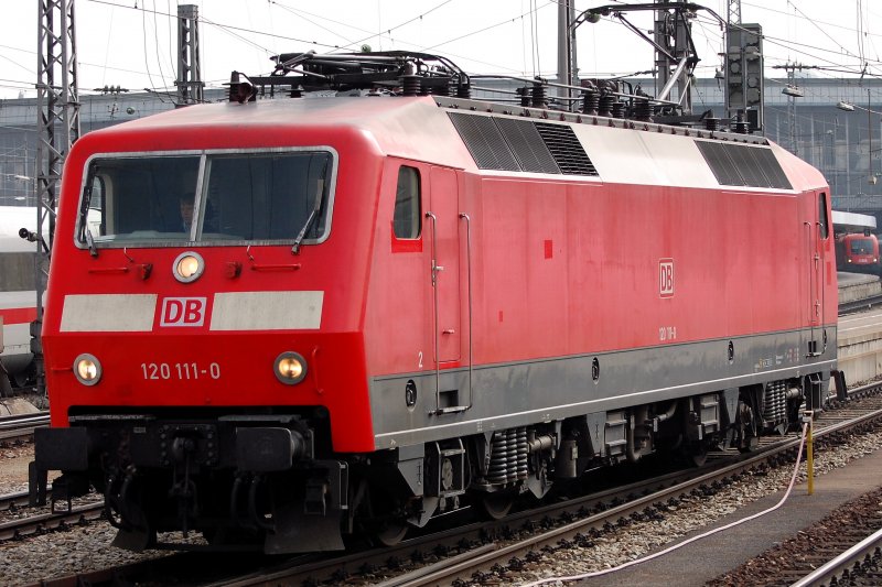 Gerade eben hat sie einen EC nach Mnchen gebracht. Nach Ausfahrt von diesem verlt sie nun die Bahnsteighallen. 120 111-0 auf dem Weg ins Auszugsgleis.