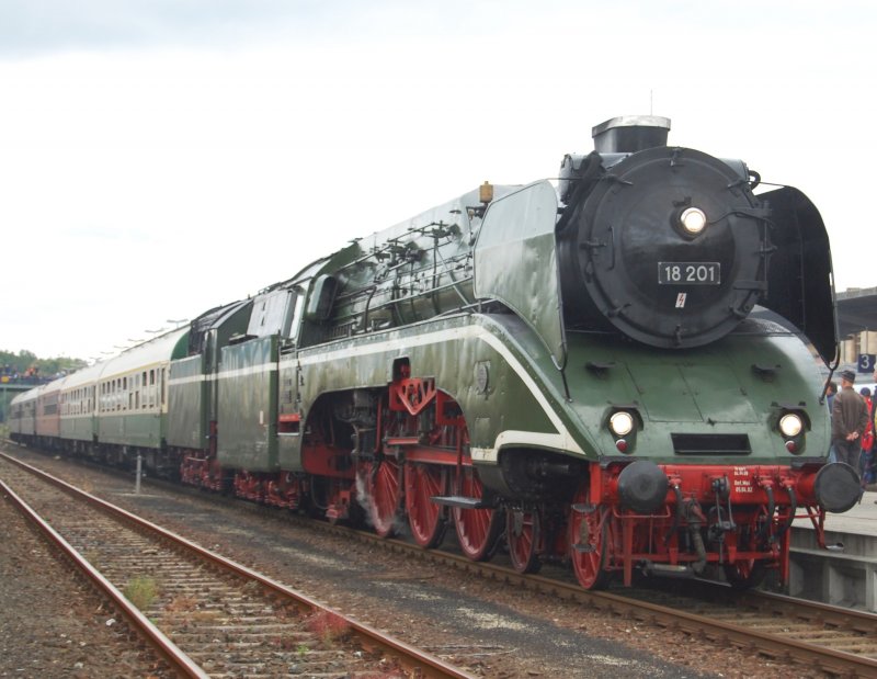 Gerade eben kam sie zum stehen, die 18 201 mit ihrem Sonderzug zum Jubileum  160 Jahre Schiefe Ebene . Samstag der 20.09.08