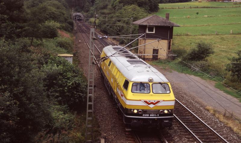 Gerade hatte ich den Standpunkt am Nordportal des Distelrasen Tunnels Blockstelle Katzenberg,  dank der Beschreibung von Bahnbilder.de Mitglied Wolfgang Heise ( danke Wolfgang )gefunden da rauschte die Wiebe V 320 001 vorbei es wurde halt nur ein Notschu 