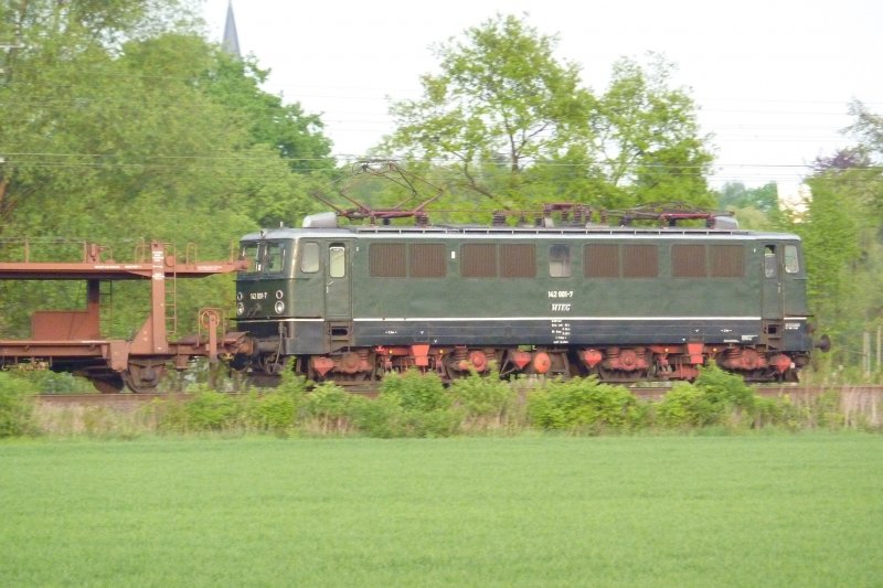 Gerade noch erwischt: 142 001 der MTEG mit einem leeren Autozug auf der KBS 350 Richtung Sden. 23.4.2009 bei Gleidingen/Laatzen bei Hannover.