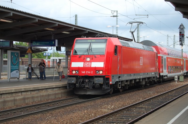 Gerade noch rechtzeitig habe ich 146 214-2 bemerkt, als sie in Bietigheim-Bissingen mit RB 19169 an den Bahnsteig rollt. Aufgenommen am 28.5.2009.