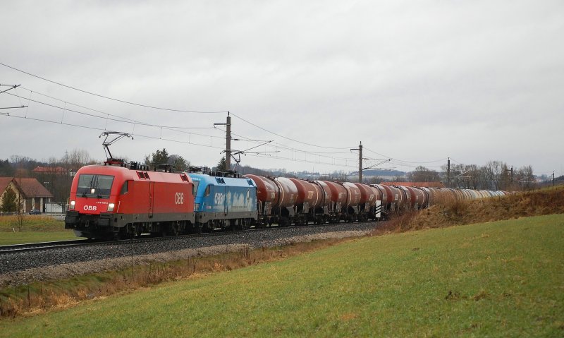 Gerade noch ist sich am 20.12.2008
ausgegeangen die Kamera f�r dieses Foto
aus der Tasche zu reissen.
Es zeigt das Tandem 1116 159 + 1016 023
mit einem Kesselzug kurz vor Wartberg7Kr.