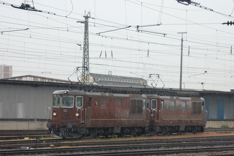 Gerade noch trockenen Fues schaffte es der Tf ins Fhrerhaus und wieder ffnete der Himmel seine Schleuen. Solche Wassermassen lieen den Schleuderschutz der beiden Loks ansprechen. BLS Re 4/4 181 und 182 auf Durchfahrt Basel-Bad am 12. August 2008.
