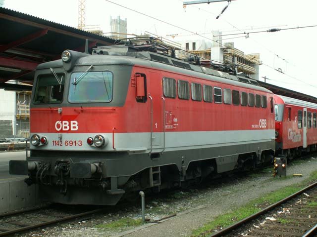 Gerade von Stra�walchen kommend wartet diese 1142 691-3 auf die weiterfahrt nach Schwarzach St. Veit.