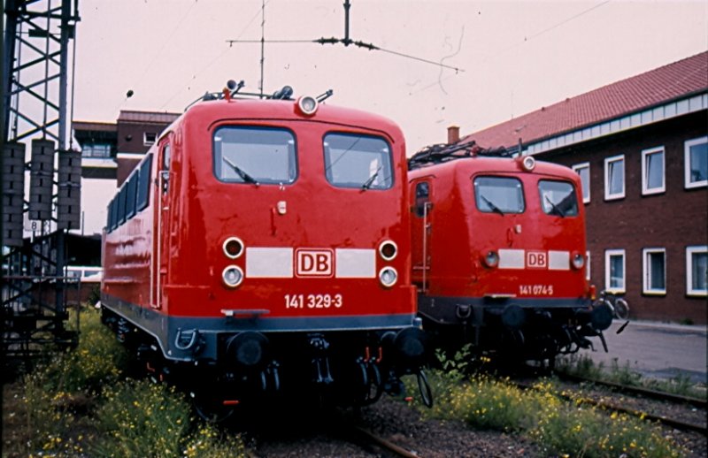 Gerade zurck aus der Hauptuntersuchung stehen 141 329-3 und 141 074-5 im oberen Teil des Osnabrcker Hauptbahnhofs abgestellt. Gut zu erkennen sind hier die verschiedenen Ausfhrungen der Lampen. Hinweis: eingescanntes Dia