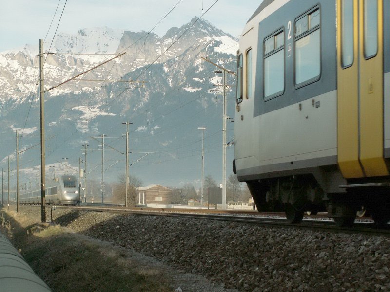 Gerade,als ich den verspteten TGV Lyria von Paris nach Chur mit Serienbildfunktion bei Zizers ablichten wollte,fuhr mir der Regio
Chur-Ziegelbrcke vor die Linse.Pech gehabt!! 22.12.07