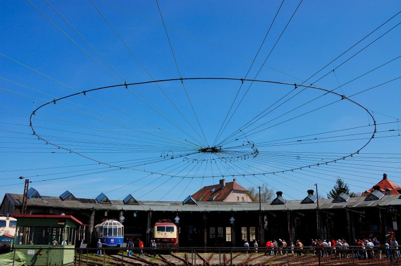Geradezu einen Blick in den Himmel fordert dieses  leicht  unfrmige Gebilde: Die noch nicht (wieder) ausgerichtete Oberleitungsspinne ber der zur Zeit ebenfalls nicht betriebsbereiten Drehscheibe vor dem Rundhaus Europa im Bahnpark Augsburg.