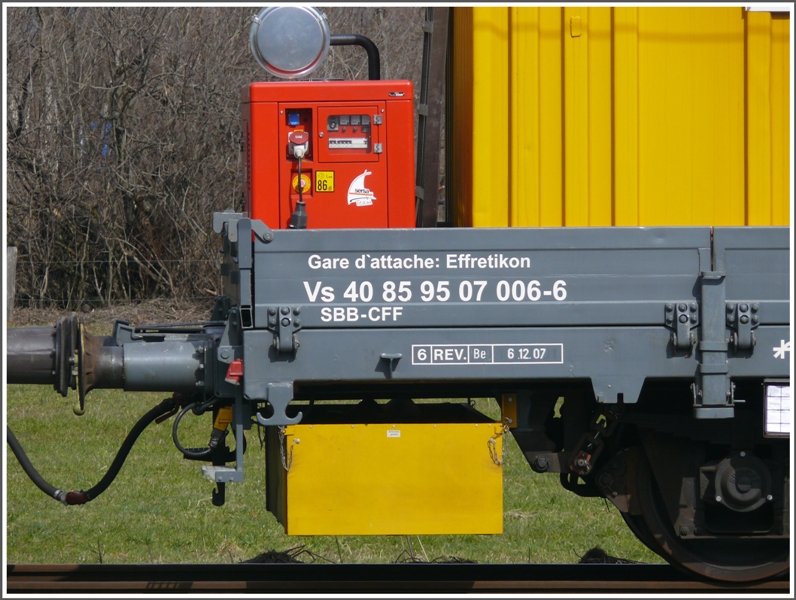Gertewagen in einem Sersa-Gleisumbauzug in Sargans. Gemss Anschrift wurde der Wagen im italienischsprachigen Bellinzona 2007 revidiert, der Heimatbahnhof ist Effretikon in der Deutschschweiz, beschriftet wurde er aber franzsisch. Der Einsatzort knnte nun noch Domat/Ems sein, wo romanisch gesprochen wird. (17.03.2009)