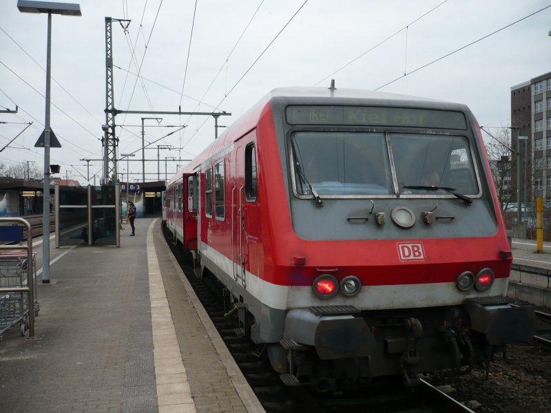 Gerande eingefahren in Neumnster: RegionalExpress nach Kiel Hbf mit einem Bnrbdzf 480.2 als Zugschluss. [24.02.2008]