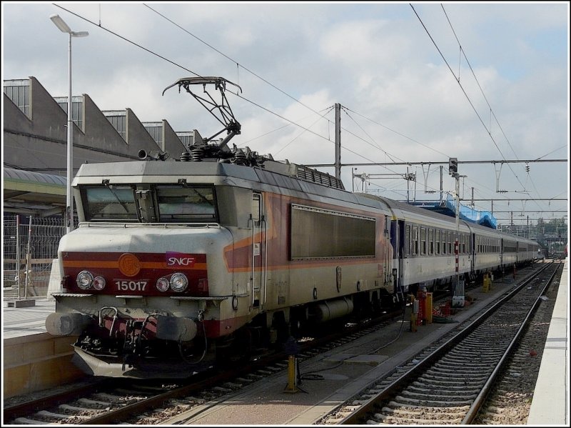 Gern gesehener Gast im Bahnhof von Luxemburg. Die BB 15017 hat am 22.06.09 einen Nachtzug von Nice nach Luxemburg gebracht. (Jeanny) 