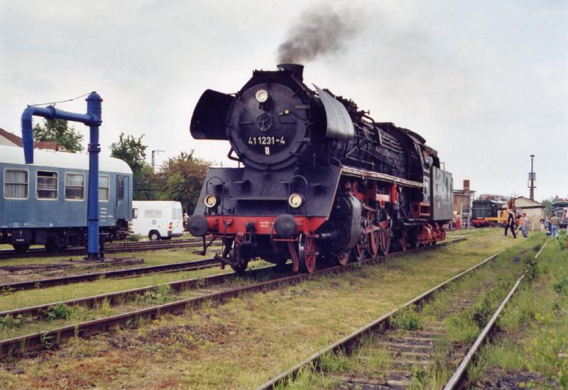 Gern wurden die Fhrerstandsmitfahrten mit der BR 41 1231-4 anll. des Eisenbahnfestes in Weimar angenommen. (Mai 2003)